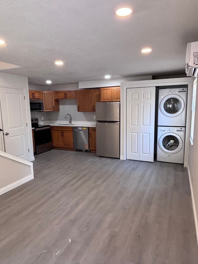 Building Photo - Newly Renovated 2 Bed 1.5 Bath