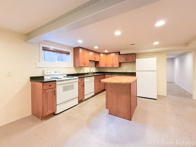 Building Photo - Beautifully Remodeled 4 Bed, 2 Bath Spacious Home with Second Kitchen Near UW Medical!