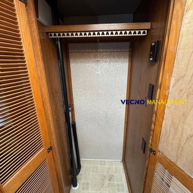 Building Photo - 642 10th St