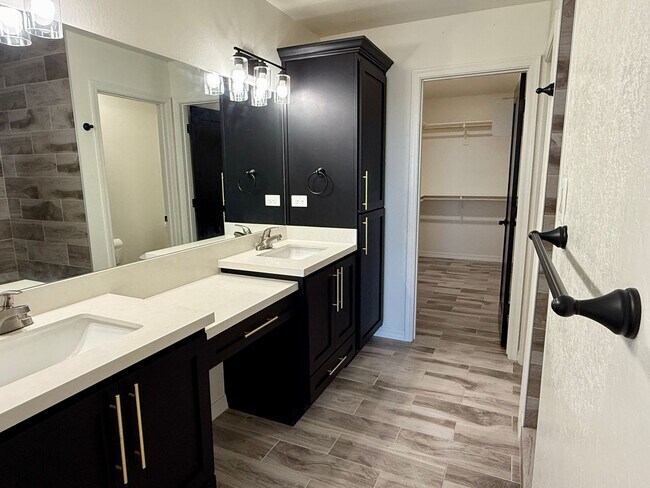 Building Photo - San Luis Corner Lot home with a Large Master Suite - 3 Bed 2 Bath Split Floor Plan
