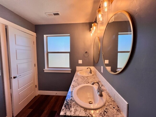 Building Photo - Beautiful Townhouse!