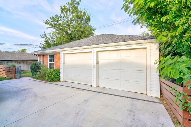 Building Photo - Charming Apartment in Nichols Hills