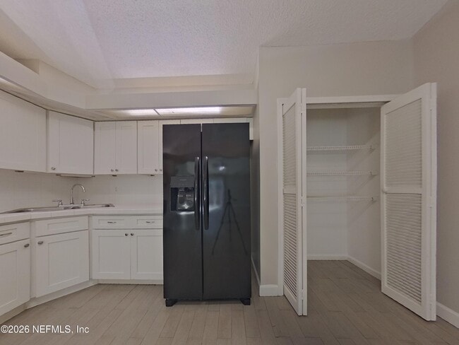 Building Photo - 1885 Ontario Ct