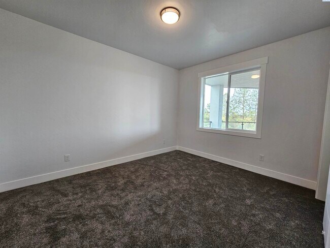 Building Photo - Rambler/Basement with Territorial Views