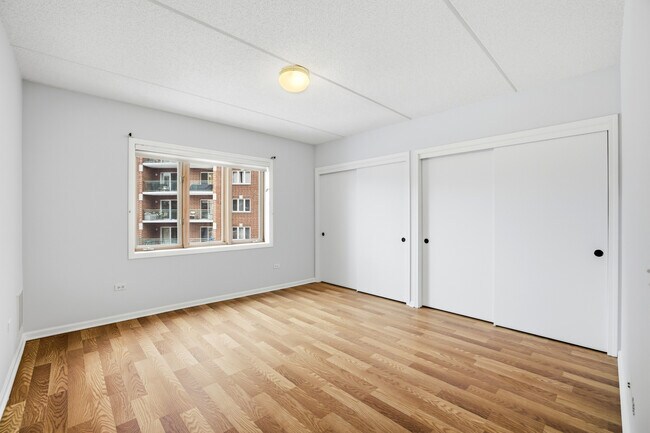 Building Photo - 650 S River Rd