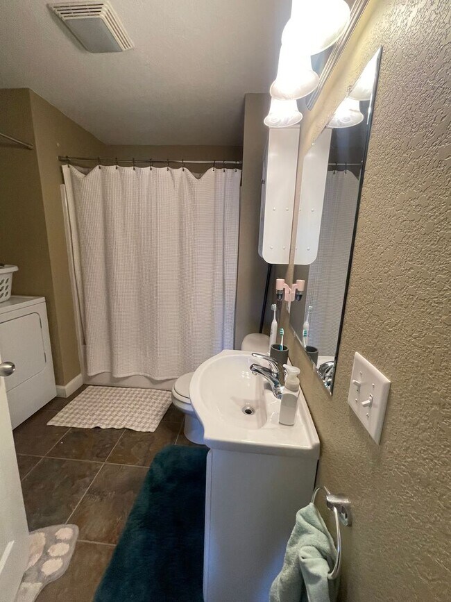 Building Photo - 503 Putnam St