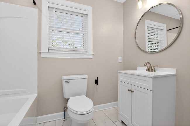 Building Photo - 4044 Dinglewood Ave