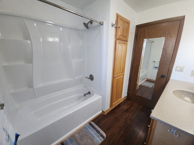 Building Photo - Family-Friendly 3BR Ranch with Home Office...