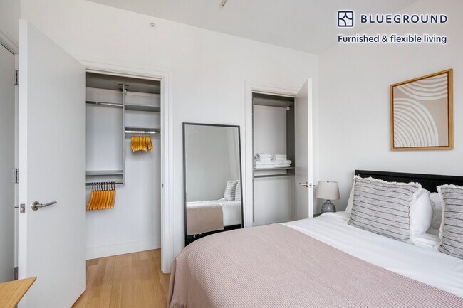 Building Photo - 550 W 54th St