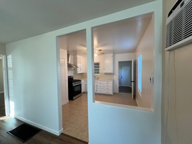 Building Photo - Updated 2-bedroom cottage in La Loma neighborhood!
