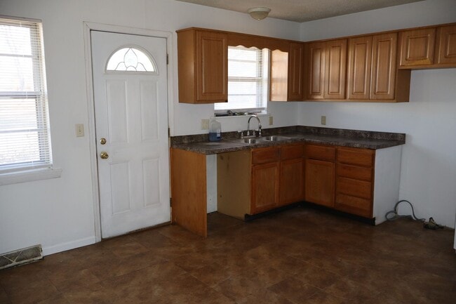 Building Photo - 2306 Tremaine Dr