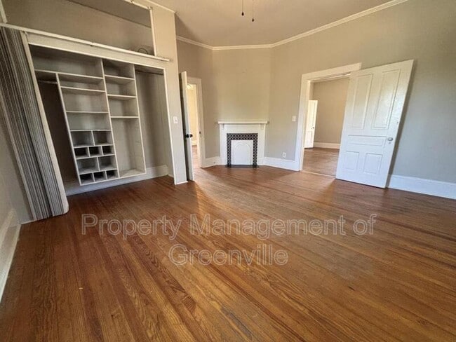 Building Photo - 1 W 6th St