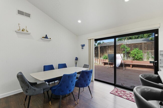 Building Photo - Welcome to elegant living in the heart of ...