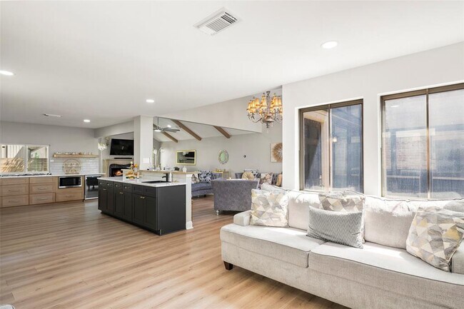 Building Photo - 15134 Corona Del Mar Dr