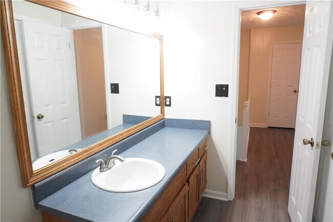 Building Photo - 2421 Fieldstone Dr SE