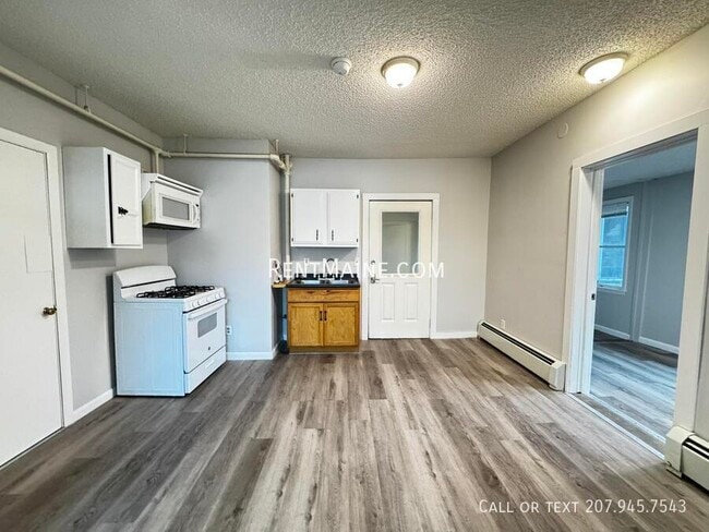 Building Photo - 513 Main St