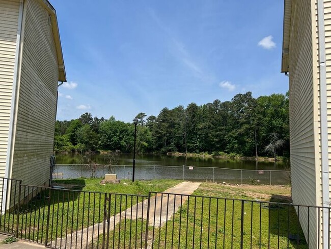 Building Photo - Remodeled 1 Bedroom / 1 Bath in nice quiet...