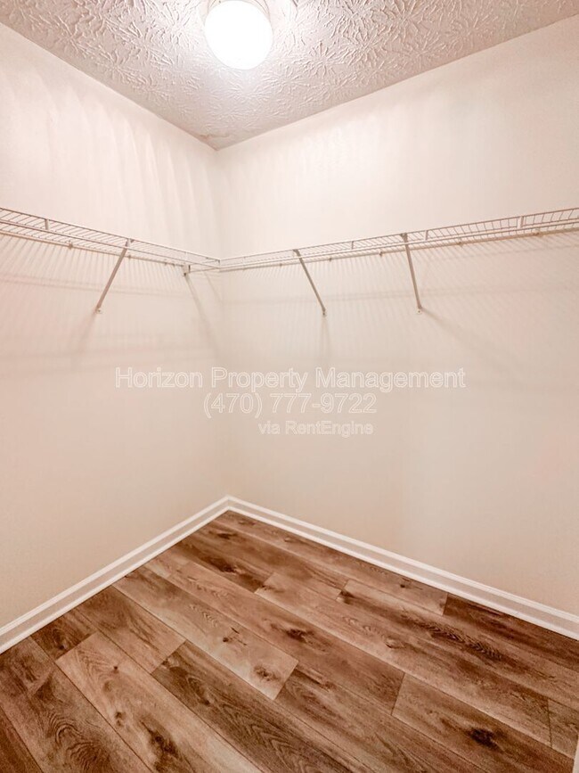 Building Photo - 3903 Hidden Hollow Dr