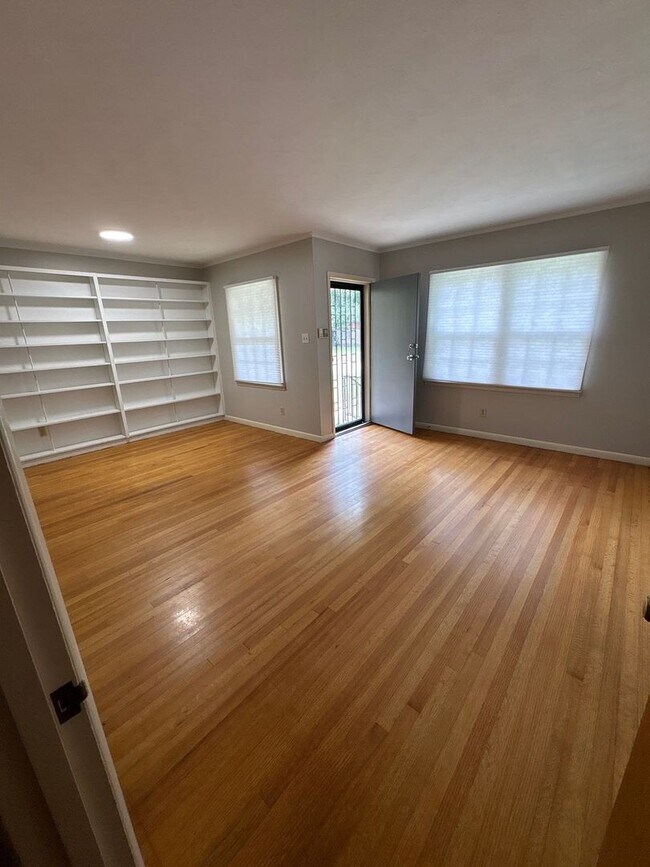 Building Photo - Newly Renovated Home - East Memphis