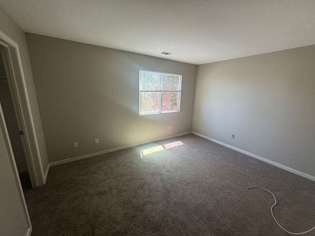 Building Photo - 5575 Sunview Ct