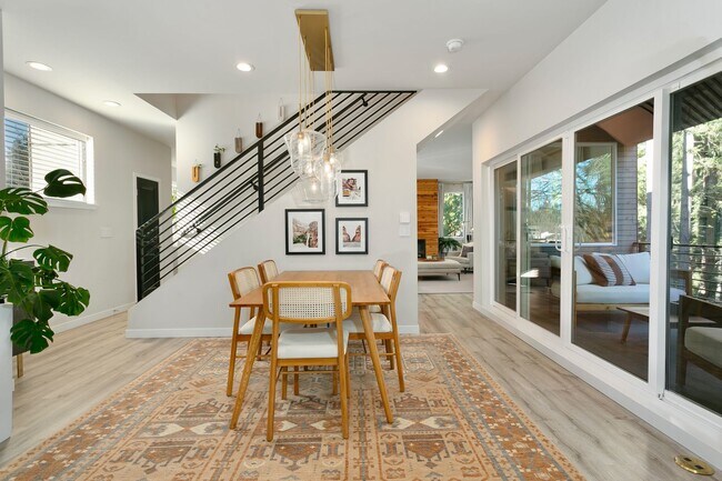 Building Photo - Gorgeous House in a Family-Friendly neighb...