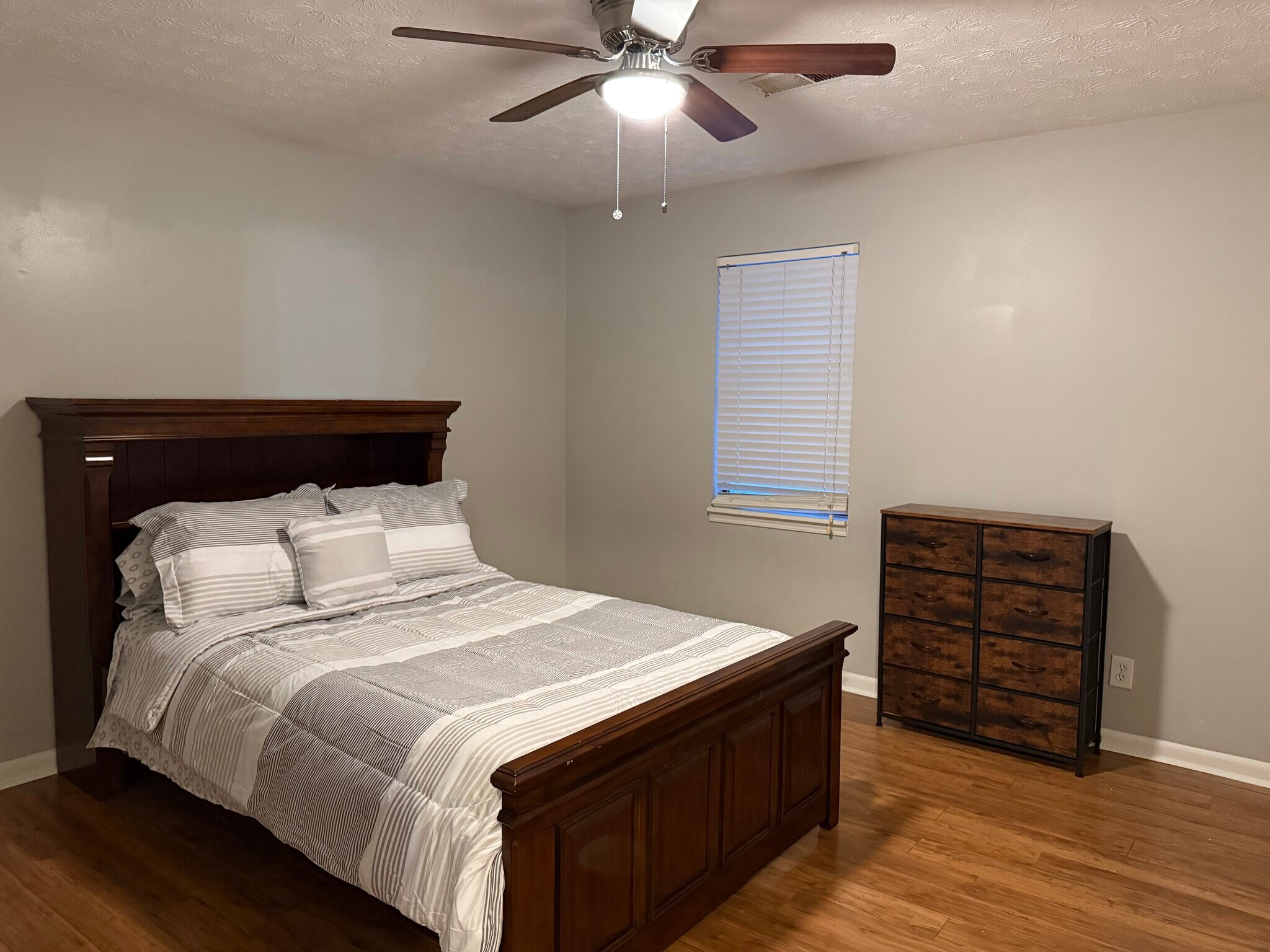 Building Photo - 11 Oak St