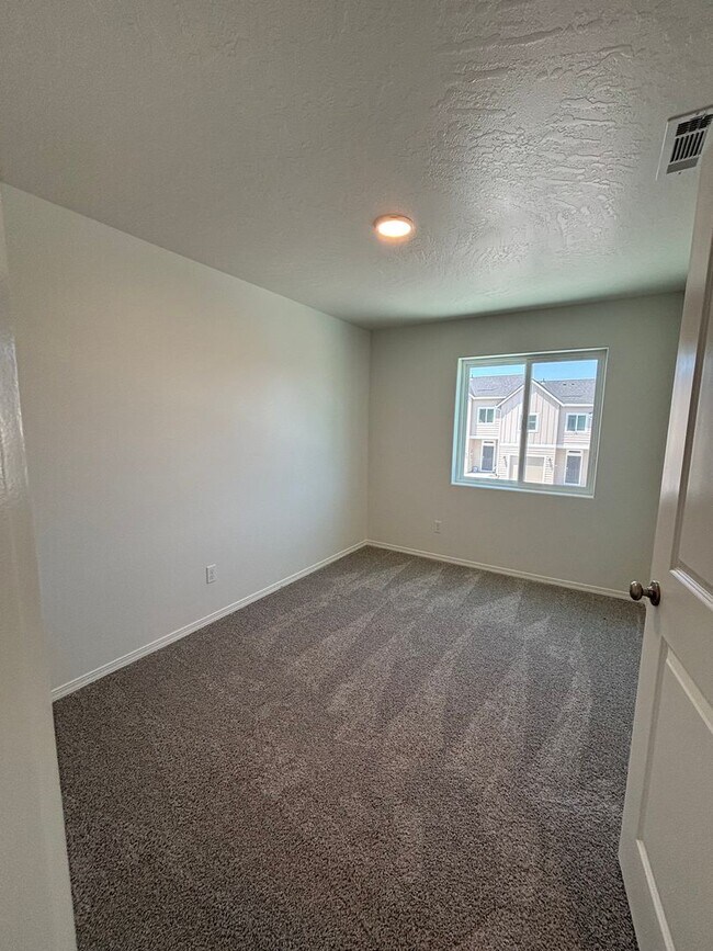 Building Photo - Newly Built Townhome!