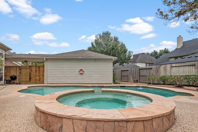 Building Photo - 22007 Crossbrook Dr