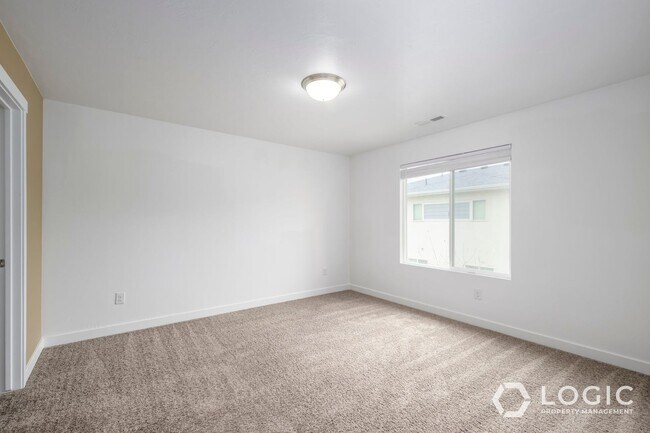 Building Photo - Spacious Townhome in Herriman!