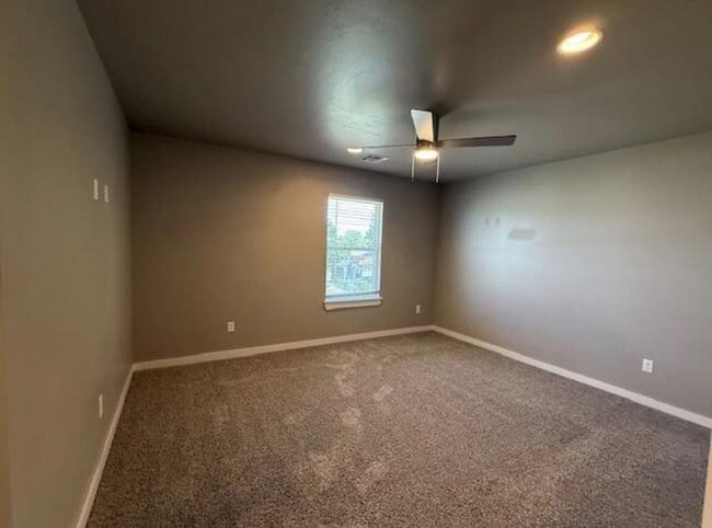 Building Photo - 604 Abadan Dr