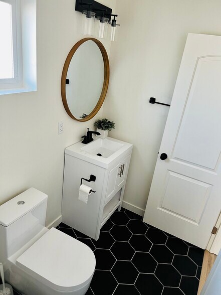 Building Photo - 719 Holly Ave