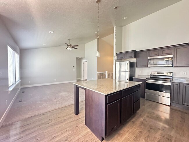 Building Photo - Large Lehi Home Now Available!