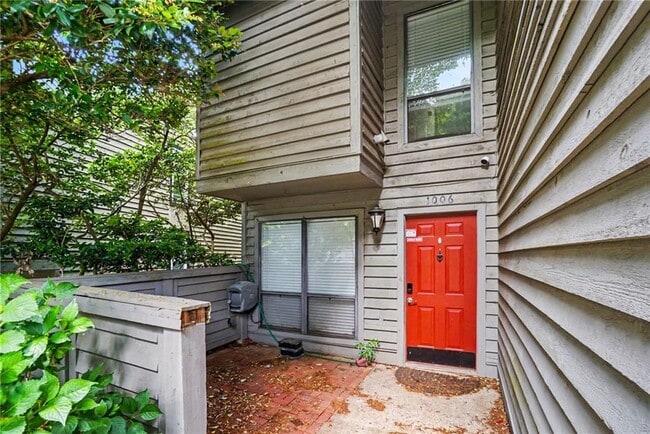 Building Photo - 1006 Creatwood Cir