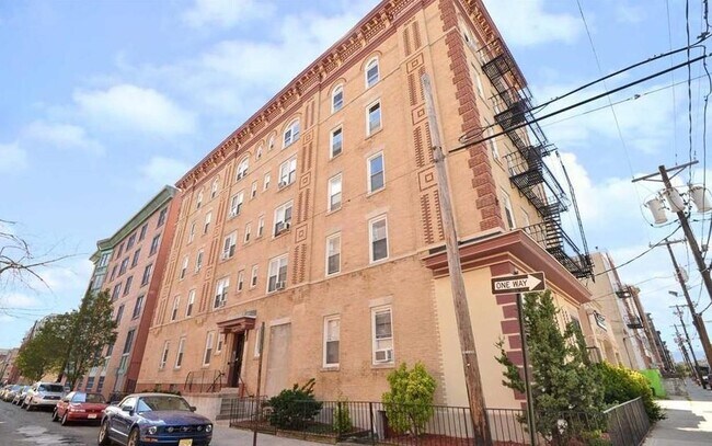 Building Photo - 533 Monroe St