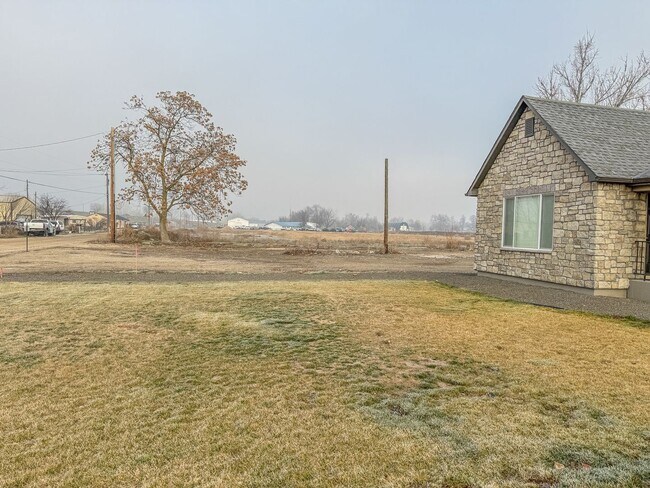 Building Photo - Cozy Single-Family Home with large yard in Caldwell