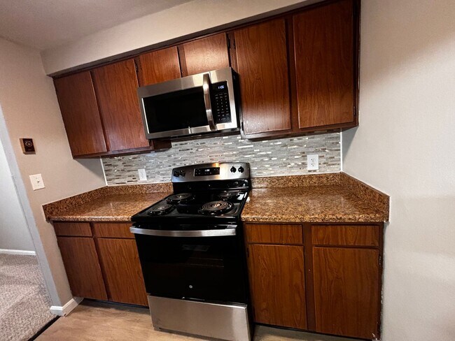 Building Photo - Charming 2 bedroom- 1bath  apartment with washer dryer hook-up