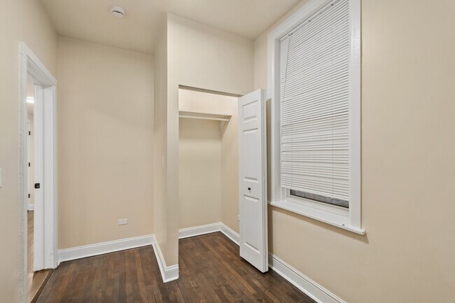 Building Photo - 2144 N Bell Ave