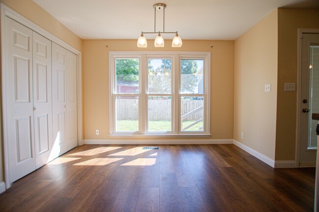 Building Photo - Pet Friendly Four Bedroom!