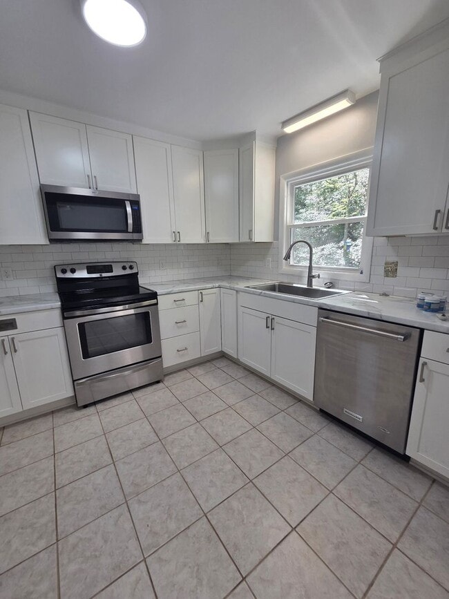 Building Photo - $2,300 - 4 Bedroom 2.5 Bathroom Unfurnished House in Forest Hills
