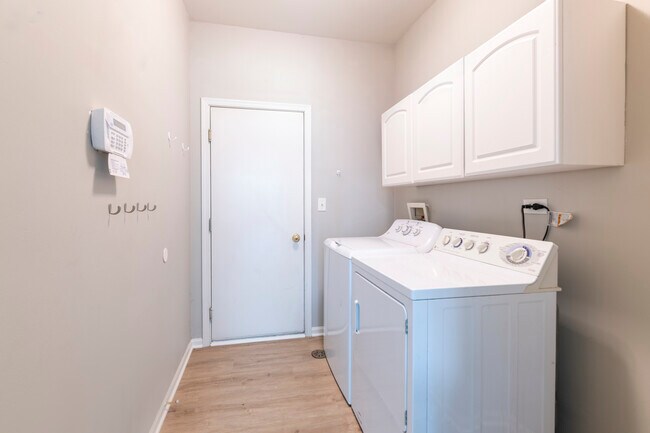 Building Photo - 12220 Peartree Way