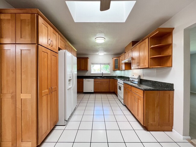 Building Photo - Single-Level Bel Aire Home with Spacious Layout