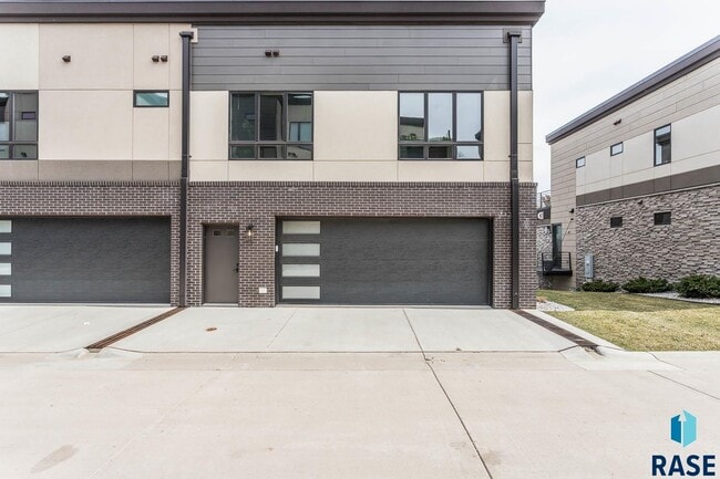 Building Photo - 2807 S Terry Ave