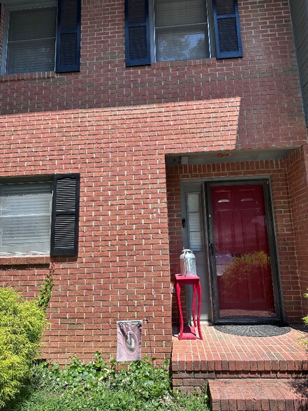 Primary Photo - 1914 Meadowbrook Cir NW