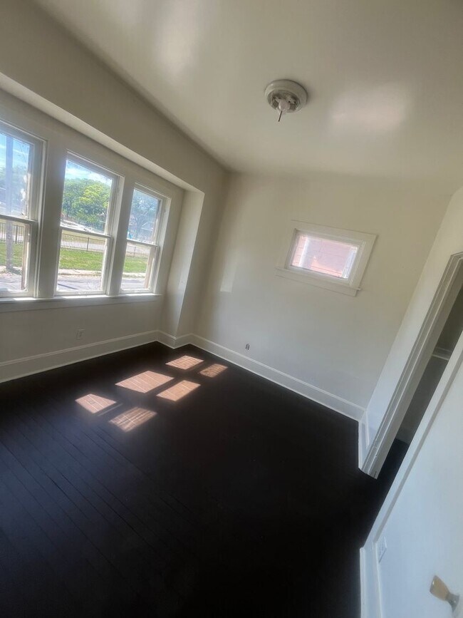 Building Photo - Spacious 3BR Lower Duplex Rental