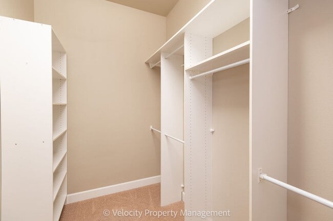 Building Photo - Awbrey Butte Home with Views!