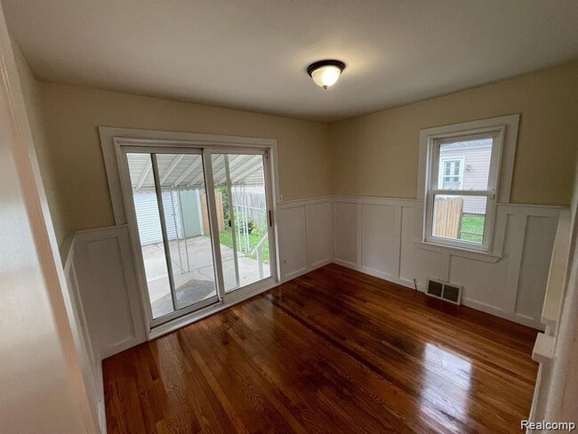 Building Photo - 1518 E Lincoln Ave