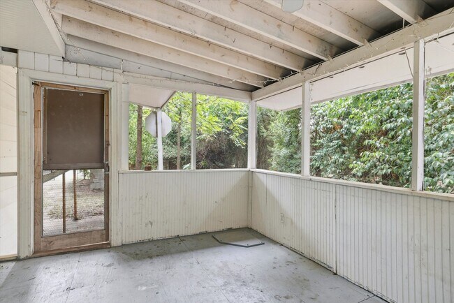 Building Photo - 519 W 6th Ave