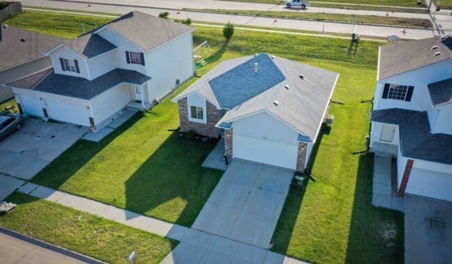 Building Photo - New Carpet* New Luxury Vinyl Plank* New Qu...