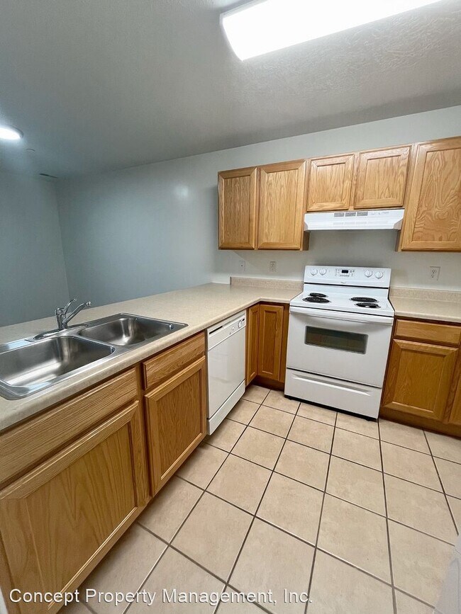 Building Photo - 2 br, 2 bath Apartment - 374 East 5450 Sou...
