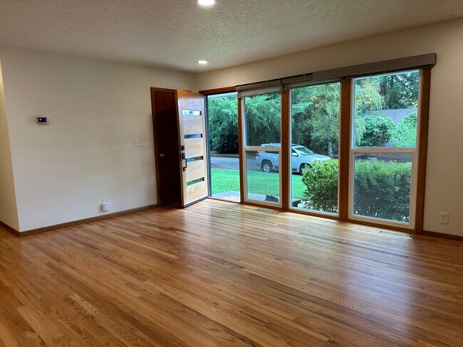 Building Photo - GORGEOUS RANCH STYLE HOME ON HUGE MANICURED LOT IN GARDEN HOME IN SW PORTLAND